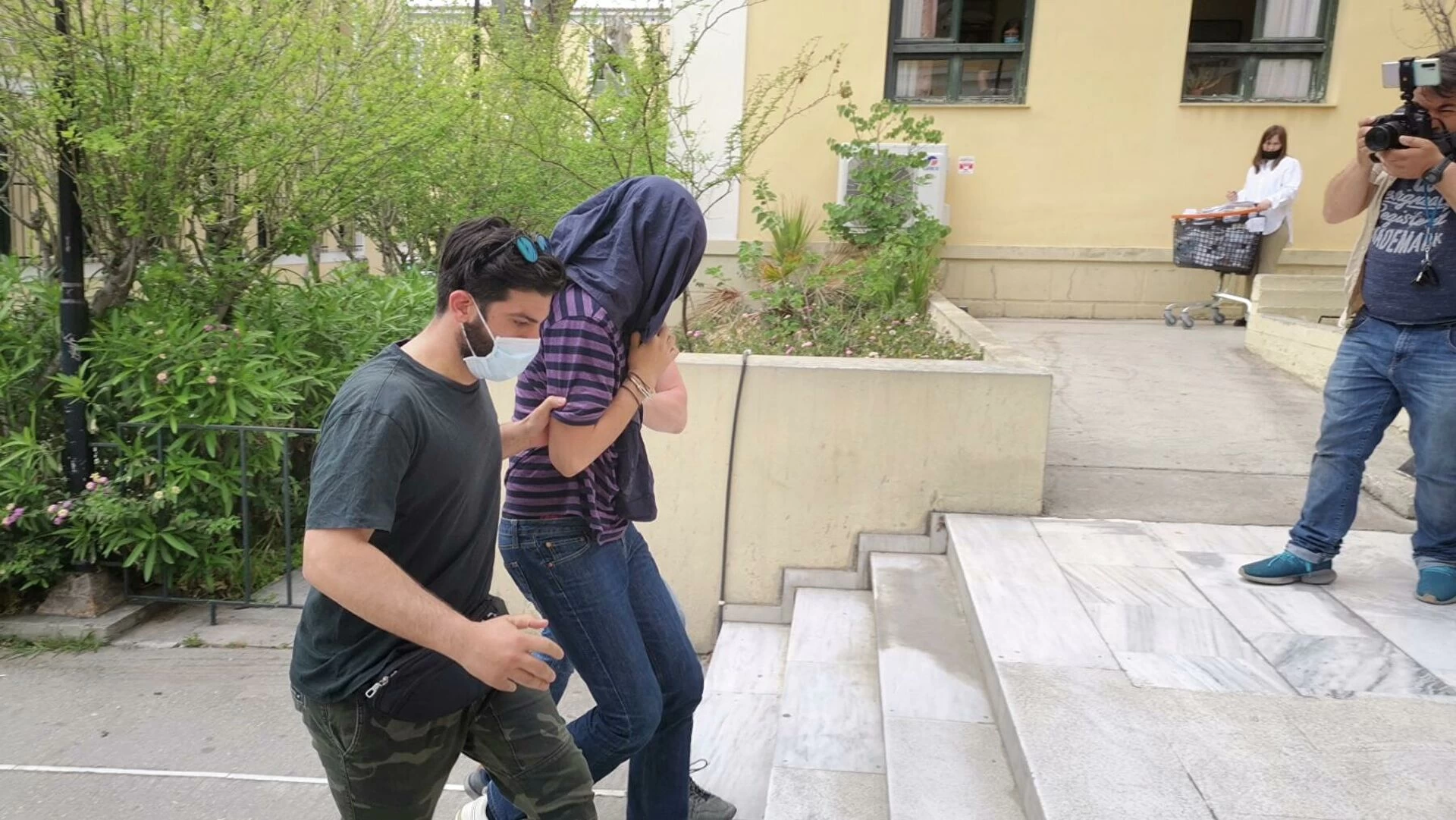 Επίθεση στη Νέα Σμύρνη: Του «έστριβαν το μαχαίρι μέσα του», αλλά με μια... συγγνώμη αφέθηκαν ελεύθεροι